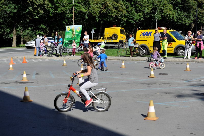 FOTO: U Virovitici održana tradicionalna, deveta po redu akcija “Sigurno u školu s HAK-om”