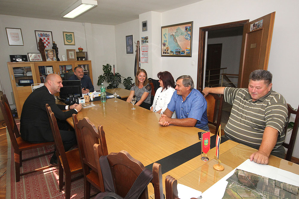 Župan Tomislav Tolušić i načelnik Mirko Rončević ugostili Kseniju Dugaju i Anitu Cvetinčanin – najuzornije seoske žene naše županije