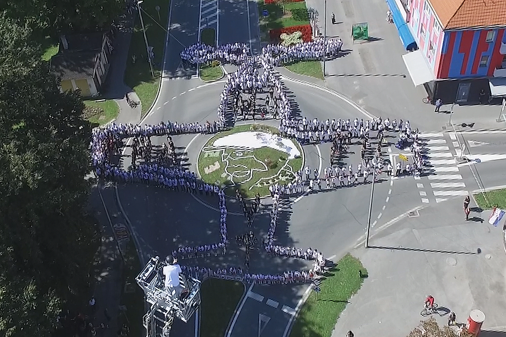 FOTO: Pogledajte atmosferu sa snimanja milenijske fotografije Fra Ma Fu-a u središtu Virovitice