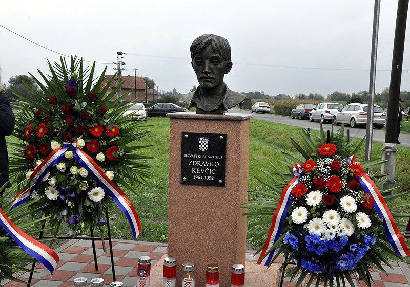 FOTO: U Kutovima otkrivena Spomen bista hrvatskom heroju Zdravku Kevčiću