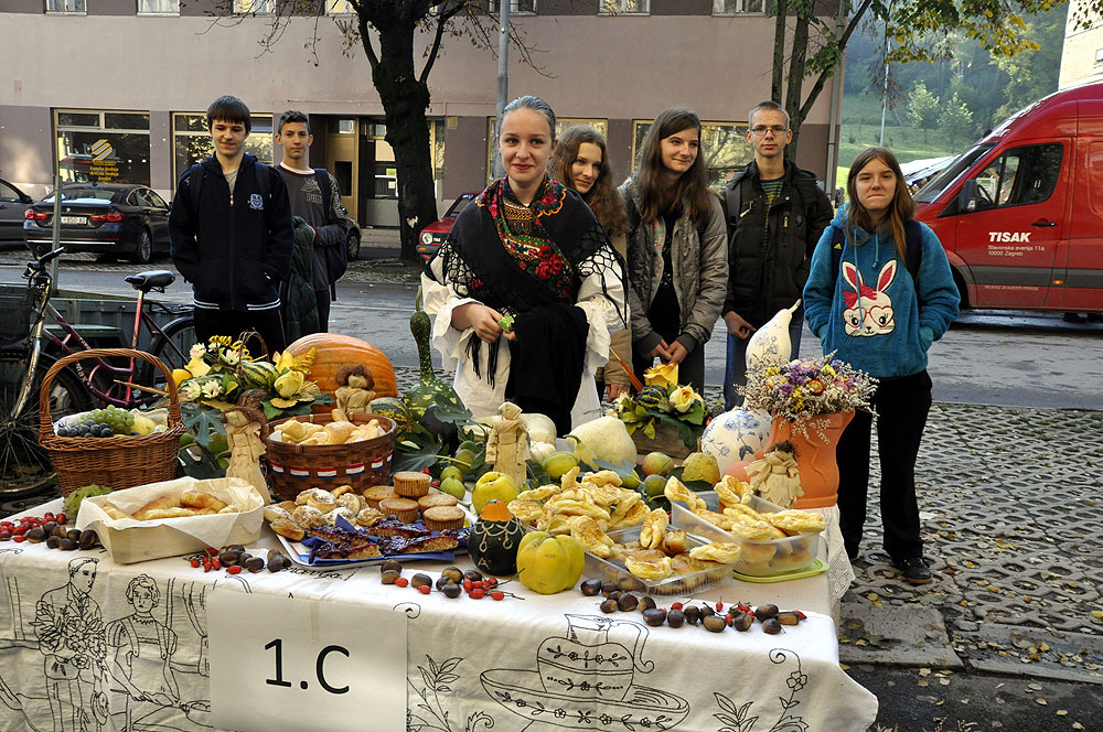Orahovački srednjoškolci i ove godine obilježili Dan kruha s nekoliko sadržaja