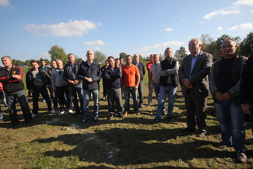 FOTO: Započeli radovi na uređenju nogometnog igrališta u Ćeralijama