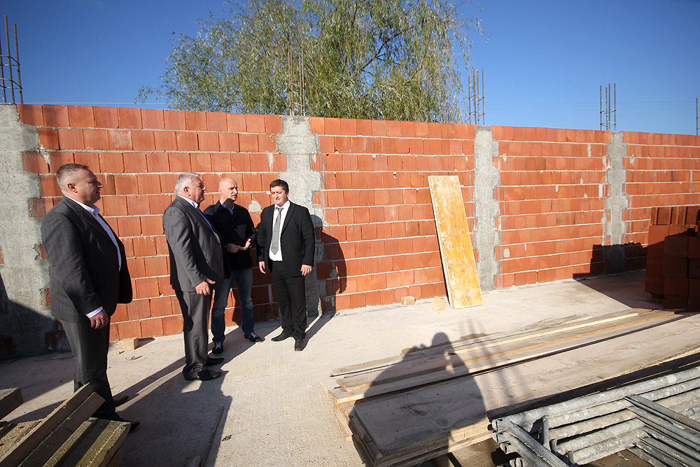 Župan Tomislav Tolušić i saborski zastupnik Josip Đakić obišli radove na izgradnji novog Mjesnog doma u Ćeralijama