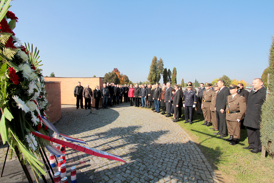 Povodom blagdana Svih svetih na Gradskom groblju u Virovitici, kod Spomen obilježja, položeni su vijenci i zapaljene svijeće