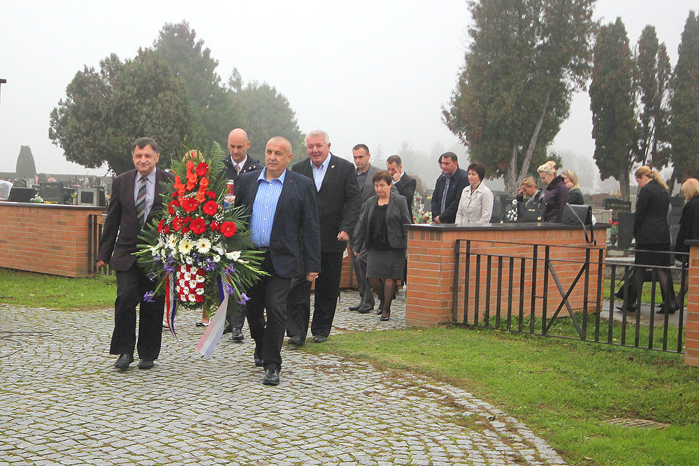 Povodom obilježavanja Dana neovisnosti RH položeni vijenci i zapaljene svijeće na Spomen obilježju u Virovitici