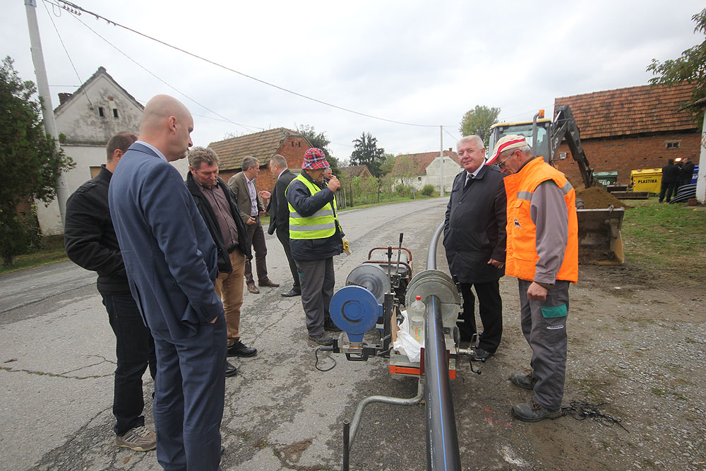 Župan Tolušić i saborski zastupnik Josip Đakić obišli radove na izgradnji vodovodne mreže u Gornjem Predrijevu