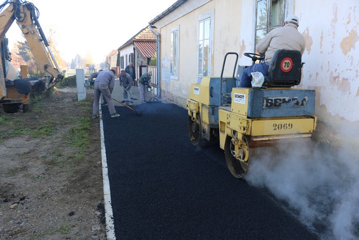 Asfaltiranje pješačke staze u ulici Bana Jelačića u Orahovici