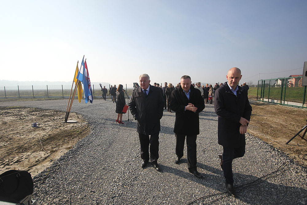 Saborski zastupnik Josip Đakić i župan Tomislav Tolušić otvorili Sunčanu elektranu u Medincima