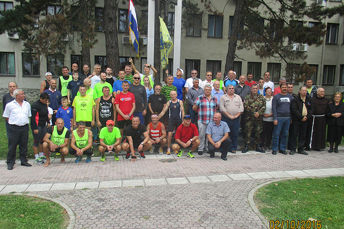 Glasnici istine trčali za heroje Vukovara s našičkog područja, Darko Dolovski je 32 kilometara istrčao bosonog 1 glasnici1
