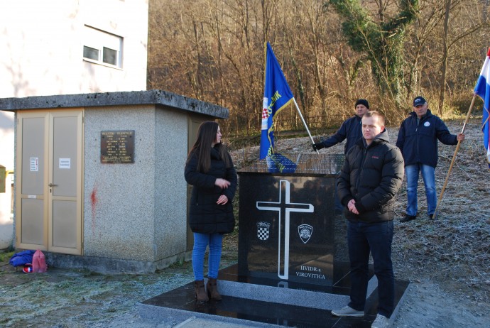 U Ulici kalvarija u Pakracu, postavljen je spomenik poginulim virovitičkim policajcima, Damiru Babuku, Damiru Salopeku, Slavku Jagarincu, Darku Strugaru i Željku Pemperu 1 kalvarijapaklrac1