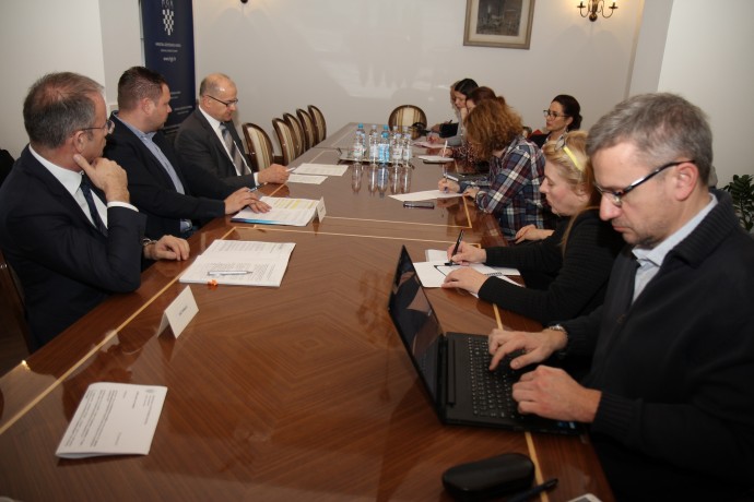 Hrvatske šume d.o.o. i Udruženje drvoprerađivača pri HGK potpisale Pismo razumijevanja: Male pilane, dobit će povećanje drvne sirovine za 20, a finalni proizvođači namještaja 25 posto rabata na sve vrste drvne sirovine 1 press hr sume