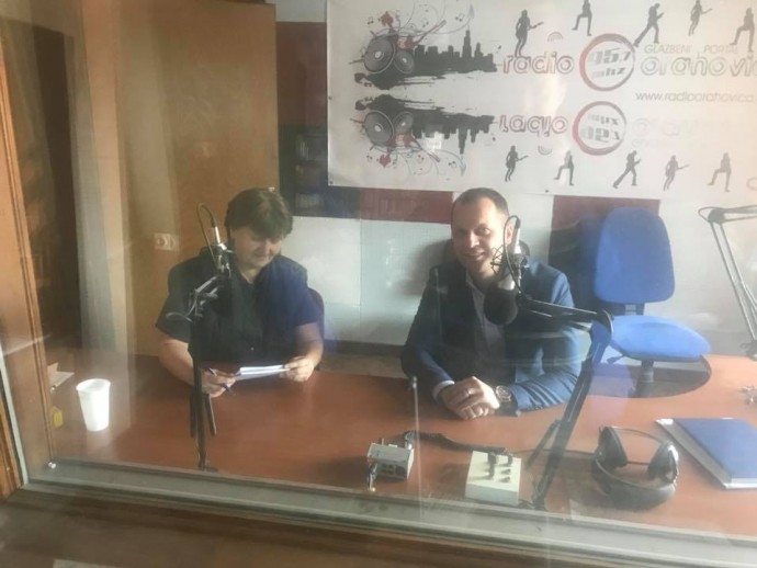 Gostujući na valovima Radio Slatine i Radio Orahovice, virovitičko-podravski župan Igor Andrović najavio je kako će se boriti za sve projekte s područja ova dva grada, podcrtavši ih nekoliko 2 radio orahovica