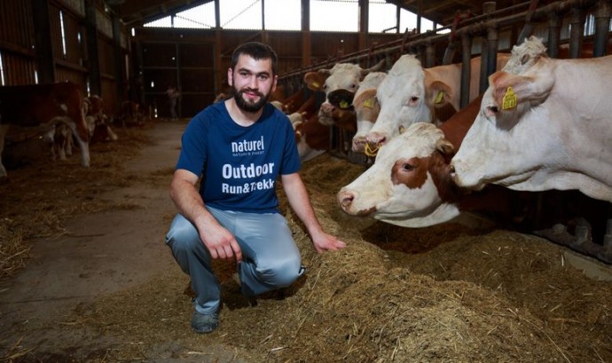 Mladen Karamarković, iz Ilminog dvora u općini Čađavica, ima 25 godina, a poljoprivreda je njegov poziv: “Zbog oca volim polje, a i ja moram nešto ostaviti sinu” 1 Mladen-Karamarkovic