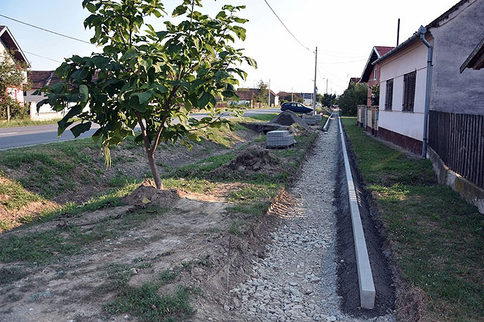 U Crncu se, u Kolodvorskoj ulici nastavljaju radovi na izgradnji pješačke staze 1 gb90t5pj
