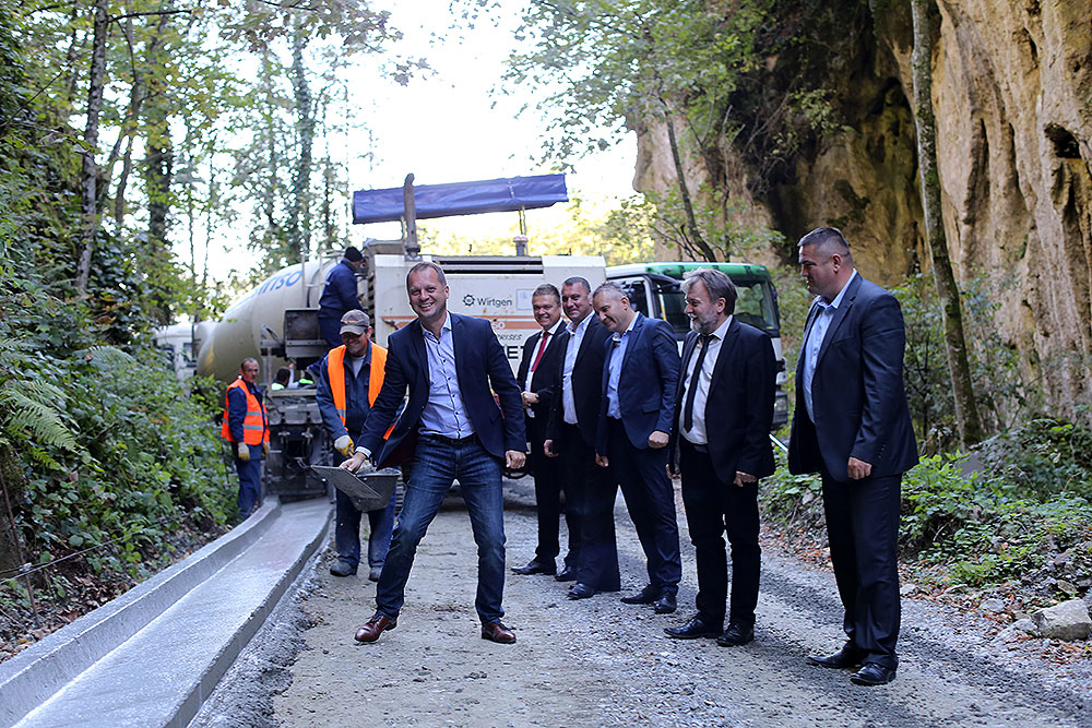 Županijska uprava za ceste VPŽ brine i skrbi za 683 kilometara cesta, a najznačajniji projekt joj je asfaltiranje ceste od Slatinskog Drenovca do Jankovca i granice s Požeško-slavonskom županijom
