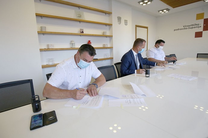 Župan Igor Andrović, te načelnici općina Pitomača i Špišić Bukovica, Željko Grgačić i Hrvoje Miler, potpisali Sporazum o sufinanciranju pomoćnika u nastavi 1 IMG_4896