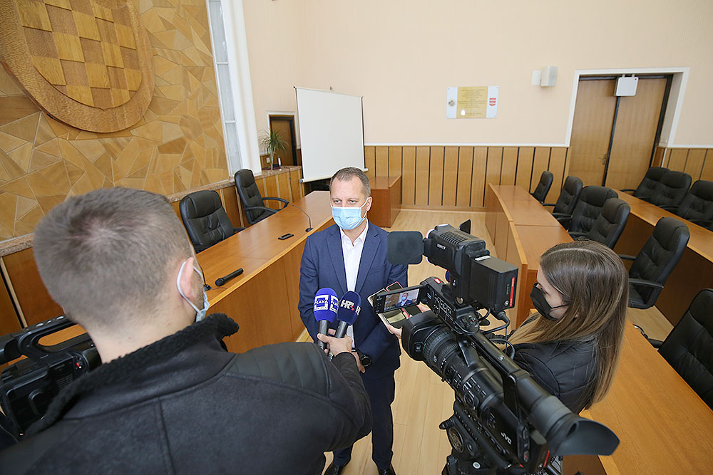 Župan Igor Andrović: Bolnički kapaciteti se sve brže popunjavaju, imamo iznimno visok postotak zaraženih na broj testiranih koji se kreće od 30 do 40 posto 1 IMG_3801