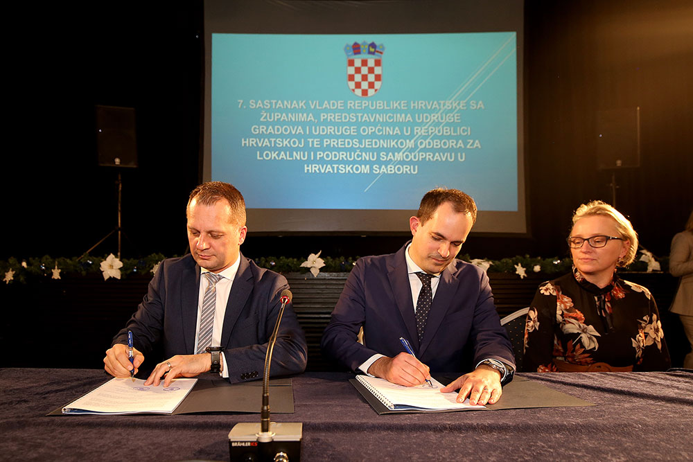 Znate li da je u Virovitičko-podravskoj županiji "hodanje po šalterima" svedeno na najmanju mjeru, jer prijaviti dijete ili vjenčanje, dobiti potrebne dokumente možete praktički „jednim klikom miša“ 1 androvic i malenica potpis