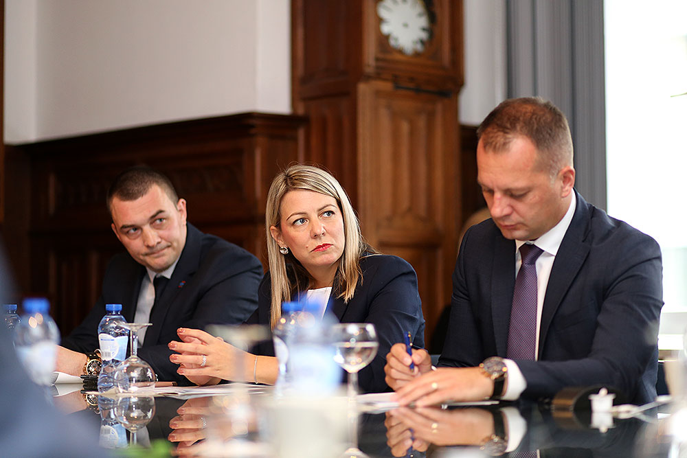 Znate li da je u Virovitičko-podravskoj županiji "hodanje po šalterima" svedeno na najmanju mjeru, jer prijaviti dijete ili vjenčanje, dobiti potrebne dokumente možete praktički „jednim klikom miša“ 2 jasna