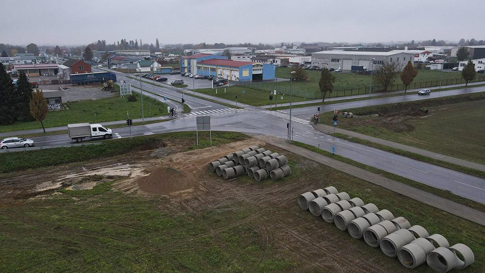Počeli radovi na kružnom toku kod Plodina u Virovitici: U tijeku postavljanje cijevi u kanale u Vukovarskoj ulici 1 default