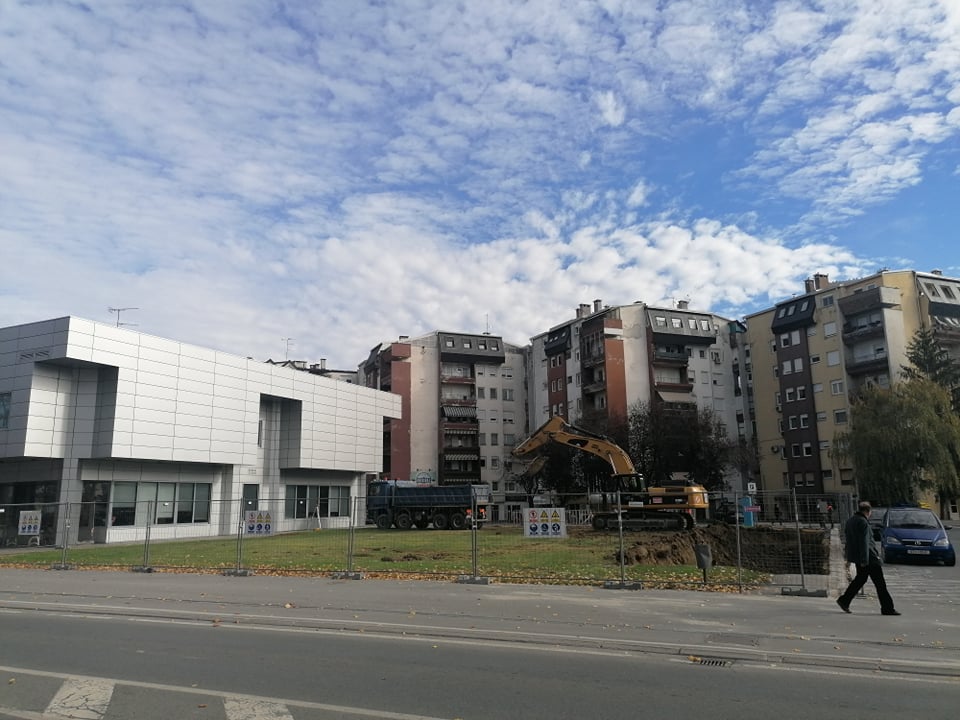 U središtu Virovitice gradi se nova stambeno-poslovna zgrada, imat će podzemnu garažu i četiri etaže s poslovnim prostorima i 27 stanova 1 radovi vtc
