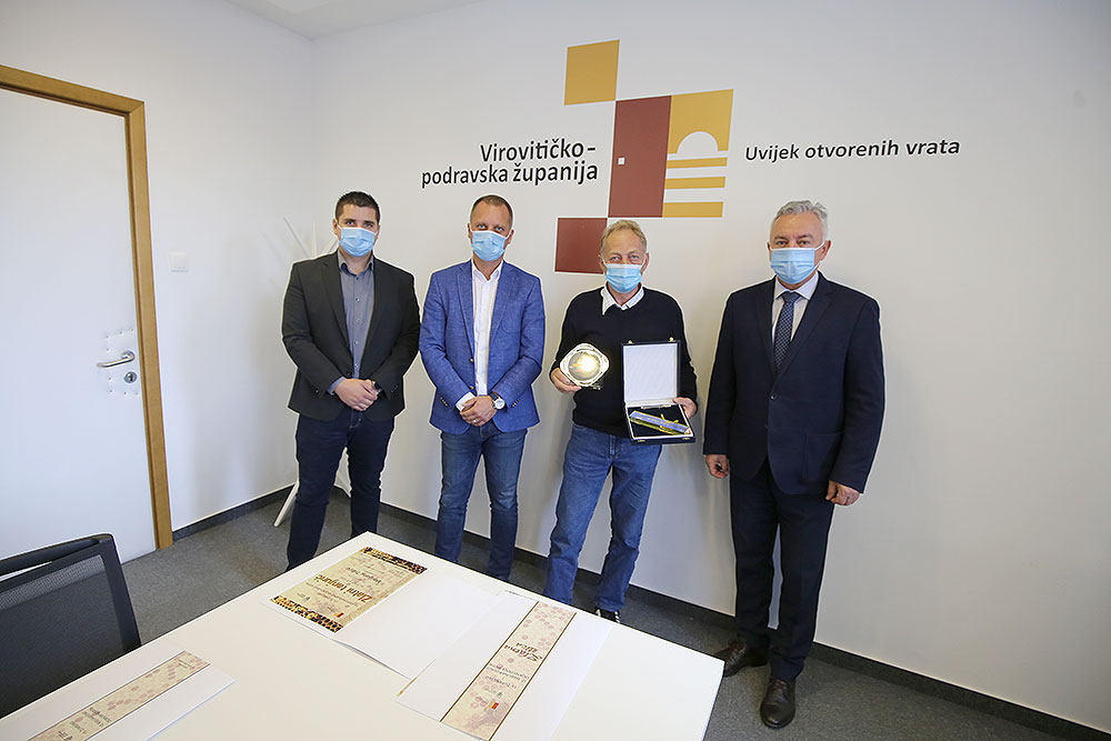 Ukupno 63 uzorka, prijavljeno je za ovogodišnje, 16. županijsko i 13. međunarodno ocjenjivanje meda, ocjenjivanje će se održati 30. kolovoza, titulu brani Marijan Tržić 1 IMG 8015