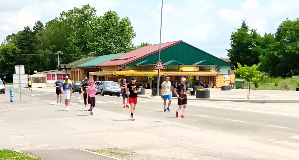 Sudionici ultramaratona Vukovar-Sunja dotrčali u Voćin i odali počast uz spomenik Voćinskoj žrtvi 1 287513168 1962203043966880 6100794120351115112 n