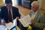 Gradonačelnik Slatine, Ivan Roštaš, potpisao partnerski sporazum za nominaciju zajedničkog projekta s mađarskim gradom Komlovom 2 Komlo potpisivanje 4