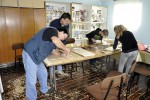 U Zdencima u sklopu Dana općine započela 14. tradicionalna kolonija kipara, Mislav i Ela izrađuju grb Sloge i BMW-a 2 2009kolonijakiparazdenci3