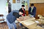 U Zdencima u sklopu Dana općine započela 14. tradicionalna kolonija kipara, Mislav i Ela izrađuju grb Sloge i BMW-a 3 2009kolonijakiparazdenci4