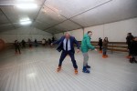 Fotogalerija: Stotine Orahovčana pohrlilo na klizalište u središtu grada, među njima na klizaljke je stao i gradonačelnik Josip Nemec 16 IMG 8570
