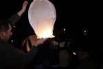Gorjelo je nebo iznad Slatine: U sjećanje na nedužne žrtve Voćina, pušteni su plamteći lampioni 11 lampioni12