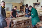 Učenici Industrijsko-obrtničke škole Slatina izradili stolove za “zimsku terasu” na trgu i Božićni sajam 5 ucenisiStolovi 1