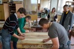 Učenici Industrijsko-obrtničke škole Slatina izradili stolove za “zimsku terasu” na trgu i Božićni sajam 2 ucenisiStolovi 3