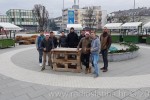 Učenici Industrijsko-obrtničke škole Slatina izradili stolove za “zimsku terasu” na trgu i Božićni sajam 4 ucenisiStolovi 5