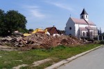 U punom su jeku radovi na saniranju vanjskog oltara Župne crkve Pohoda Blažene Djevice Marije u Voćinu 4 38612262 268956833921303 4541939129679609856 n
