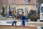 Fotogalerija - Gradski park Virovitica: Pored novouređene šetnice ispred virovitičke Gimnazije posađena nova stabla, u tijeku i sadnja grmova 1 MG 7577
