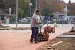 Fotogalerija - Gradski park Virovitica: Pored novouređene šetnice ispred virovitičke Gimnazije posađena nova stabla, u tijeku i sadnja grmova 3 MG 7583