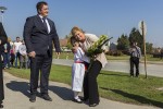 Fotogalerija: Predsjednica Kolinda Grabar-Kitarović posjetila Voćin, gdje je odala počast nevinim žrtvama stradalima u Domovinskom ratu i dobila ovacije stanovnika 16 vocin 15