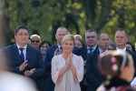 Fotogalerija: Predsjednica Kolinda Grabar-Kitarović posjetila Voćin, gdje je odala počast nevinim žrtvama stradalima u Domovinskom ratu i dobila ovacije stanovnika 56 vocin kgk 33