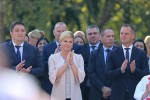 Fotogalerija: Predsjednica Kolinda Grabar-Kitarović posjetila Voćin, gdje je odala počast nevinim žrtvama stradalima u Domovinskom ratu i dobila ovacije stanovnika 57 vocin kgk 34