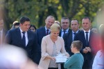 Fotogalerija: Predsjednica Kolinda Grabar-Kitarović posjetila Voćin, gdje je odala počast nevinim žrtvama stradalima u Domovinskom ratu i dobila ovacije stanovnika 58 vocin kgk 37