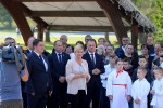 Fotogalerija: Predsjednica Kolinda Grabar-Kitarović posjetila Voćin, gdje je odala počast nevinim žrtvama stradalima u Domovinskom ratu i dobila ovacije stanovnika 66 vocin kgk 45