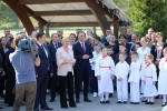 Fotogalerija: Predsjednica Kolinda Grabar-Kitarović posjetila Voćin, gdje je odala počast nevinim žrtvama stradalima u Domovinskom ratu i dobila ovacije stanovnika 67 vocin kgk 46