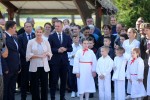 Fotogalerija: Predsjednica Kolinda Grabar-Kitarović posjetila Voćin, gdje je odala počast nevinim žrtvama stradalima u Domovinskom ratu i dobila ovacije stanovnika 68 vocin kgk 48