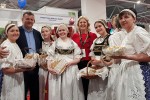 Posjetitelje Viroexpa medenjacima u obliku srca darivali članovi Češke besede Virovitičko-podravske županije 1 beseda