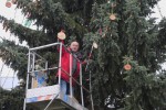 Korisnici Dnevnog boravka za starije osobe GDCK Virovitica okitili božićnu jelku pokraj virovitičke knjižnice 1 IMG 8379 Fotor