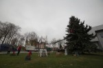 Korisnici Dnevnog boravka za starije osobe GDCK Virovitica okitili božićnu jelku pokraj virovitičke knjižnice 2 IMG 8385 Fotor