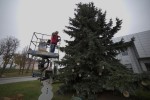 Korisnici Dnevnog boravka za starije osobe GDCK Virovitica okitili božićnu jelku pokraj virovitičke knjižnice 3 IMG 8387 Fotor