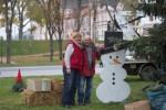 Korisnici Dnevnog boravka za starije osobe GDCK Virovitica okitili božićnu jelku pokraj virovitičke knjižnice 4 IMG 8390 Fotor 696x464
